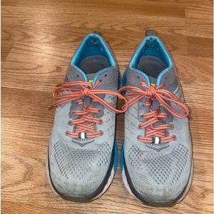 Hoka Arahi 3 shoes